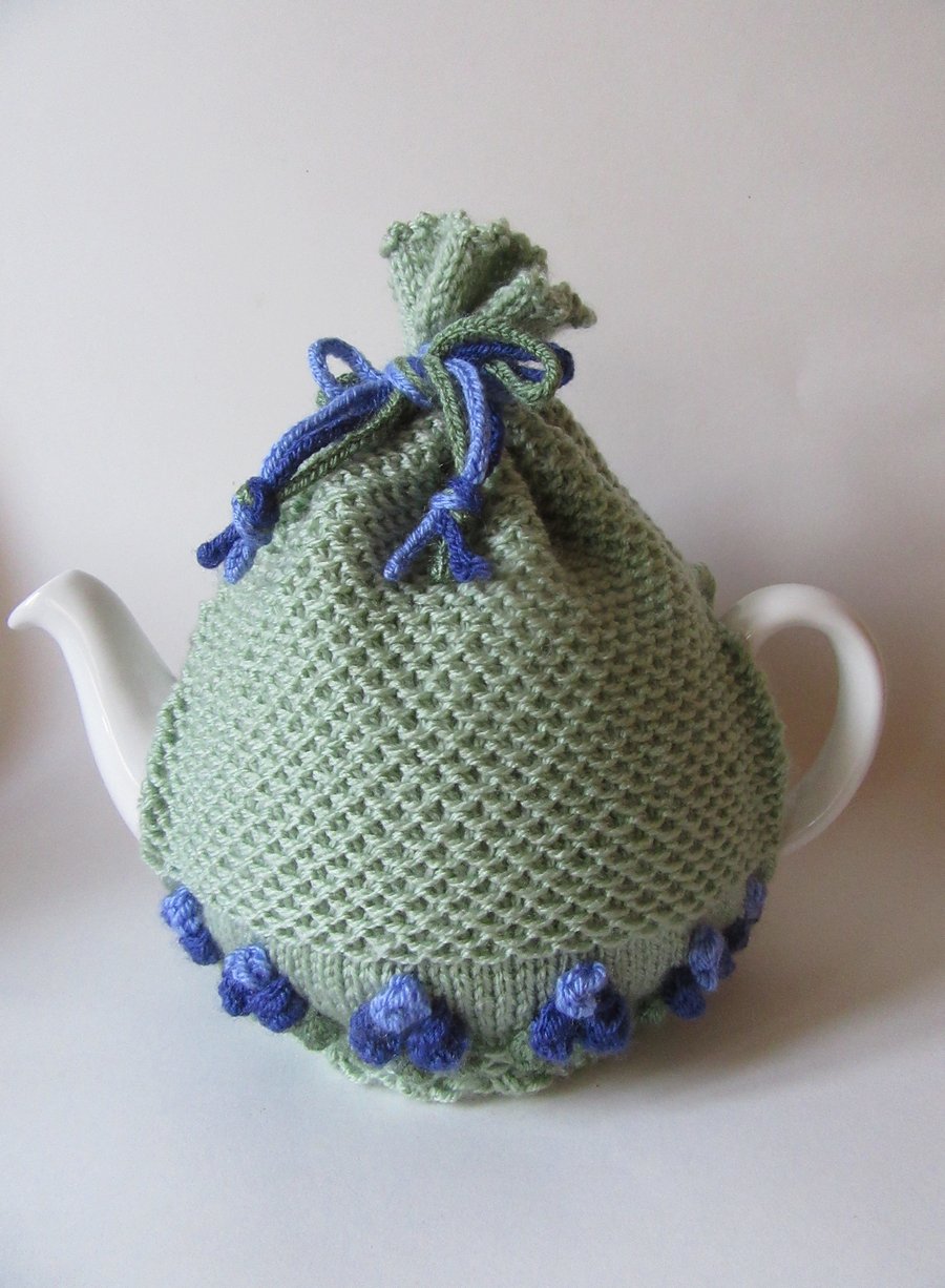 Tea cosy tea cosie - green with grape hyacinths