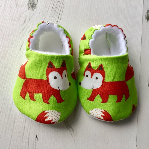 BELLAOSKI Handmade FOXES on green Kids Slippers Pram Shoes Baby GIFT Size 0-9Y
