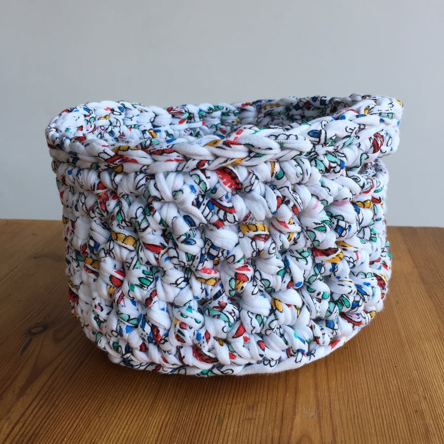 Crochet basket - white paisley 