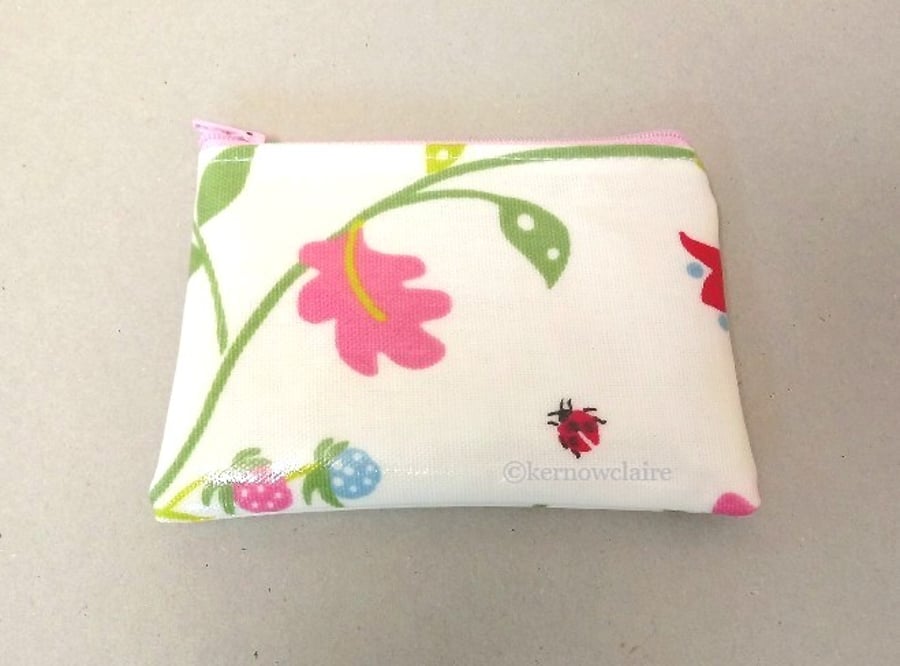 Coin purse in white oilcloth with floral pattern