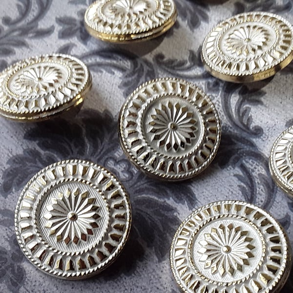 11 16" 18mm 28L Gold and White Buttons, Italian, lightweight