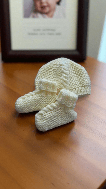Hand knitted newborn baby hat and matching booties