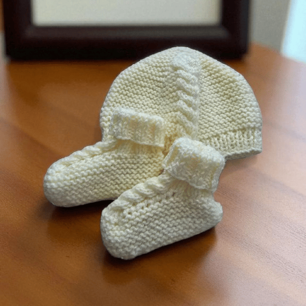 Hand knitted newborn baby hat and matching booties