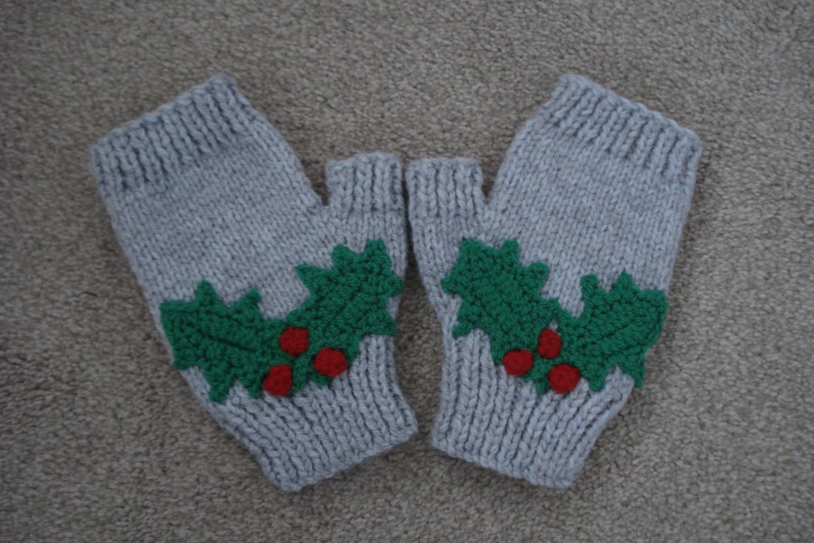 Light Grey Blue Fingerless Gloves With Holly Leaves And Red Berries (J100)