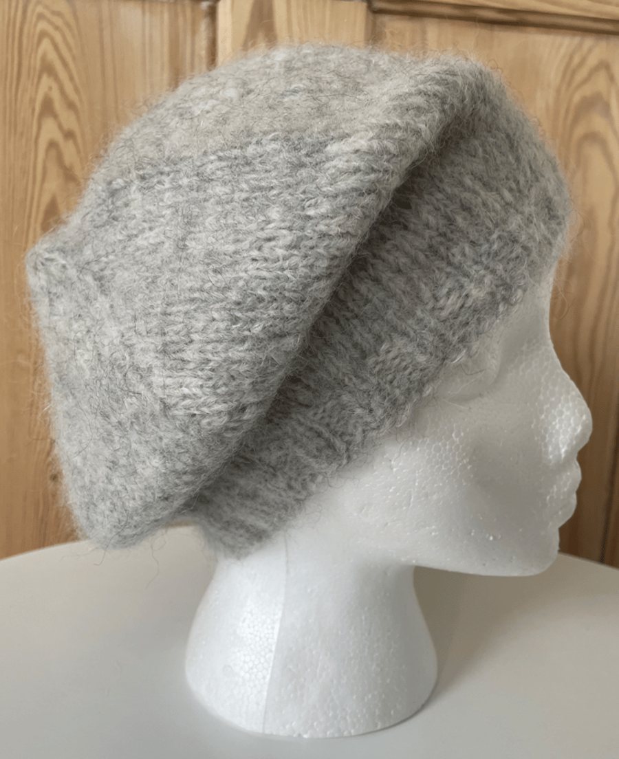 Ribbed beret in light grey alpaca wool