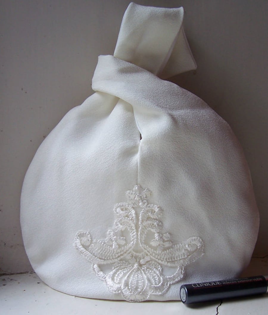 Emma - bridal wrist bag in ivory with vintage lace applique