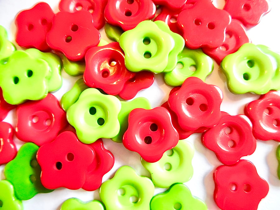 50 x 14mm resin Flower Buttons 2 holes  Red and Green