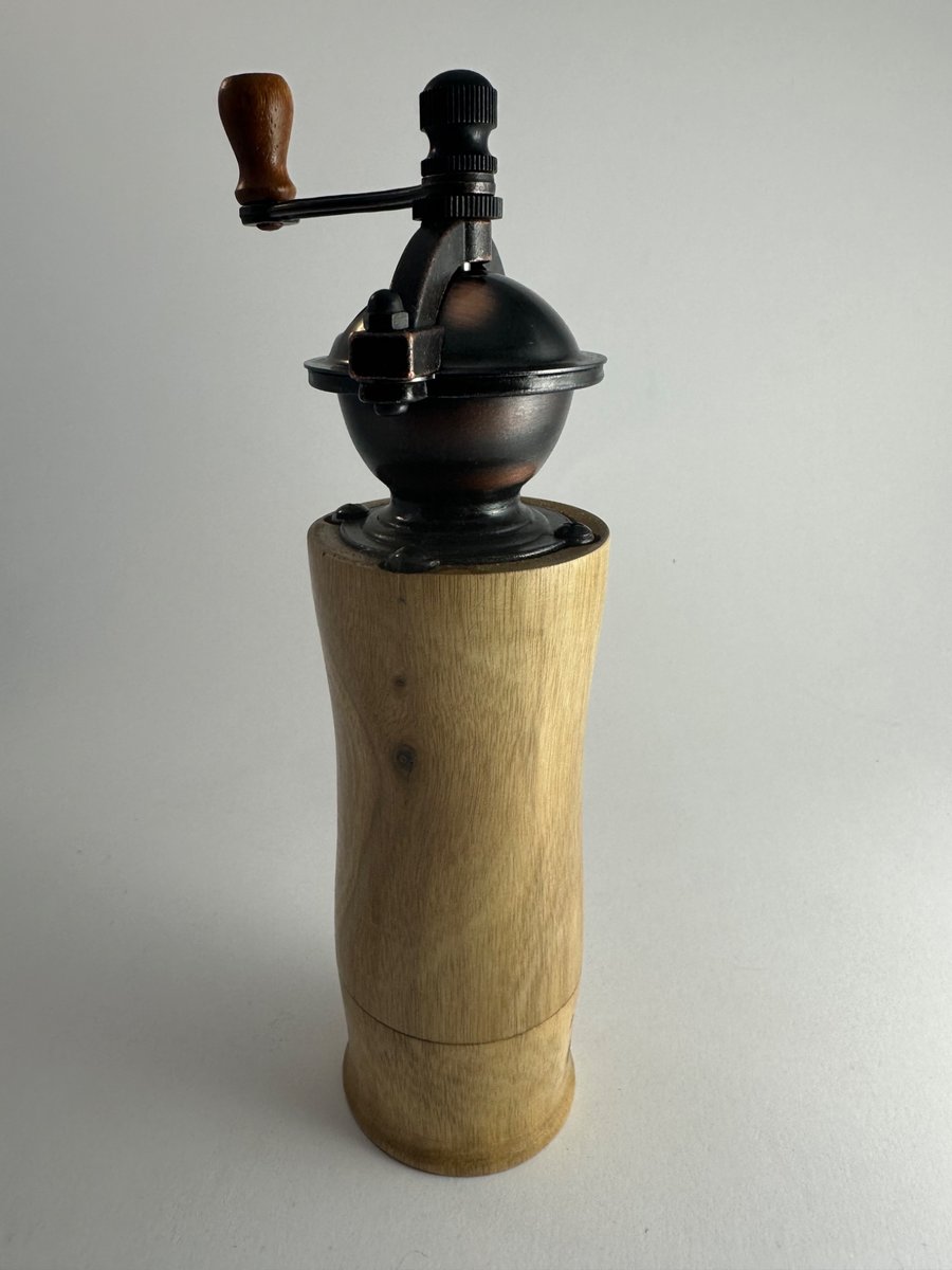 Pepper grinder with antique style metal grinding mechanism 