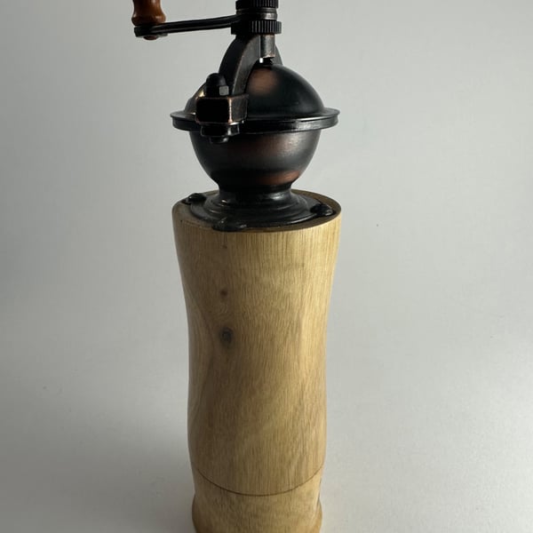 Pepper grinder with antique style metal grinding mechanism 