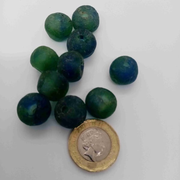 10 African round beads of recycled bottle glass 13 - 15 mm, in blue green