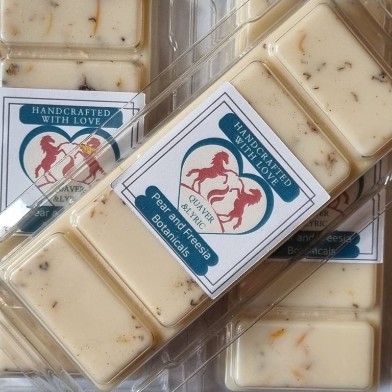 Soy Wax Melt Bar With Botanicals in Clamshell Pear and Freesia Fragrance 65g