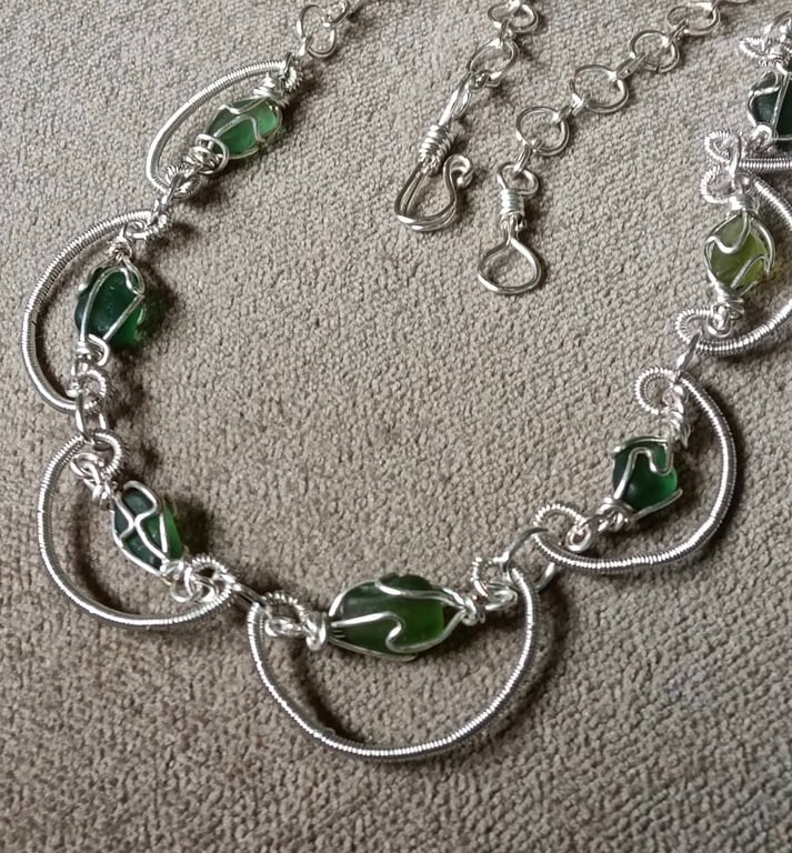 GREEN SCALLOP NECKLACE 