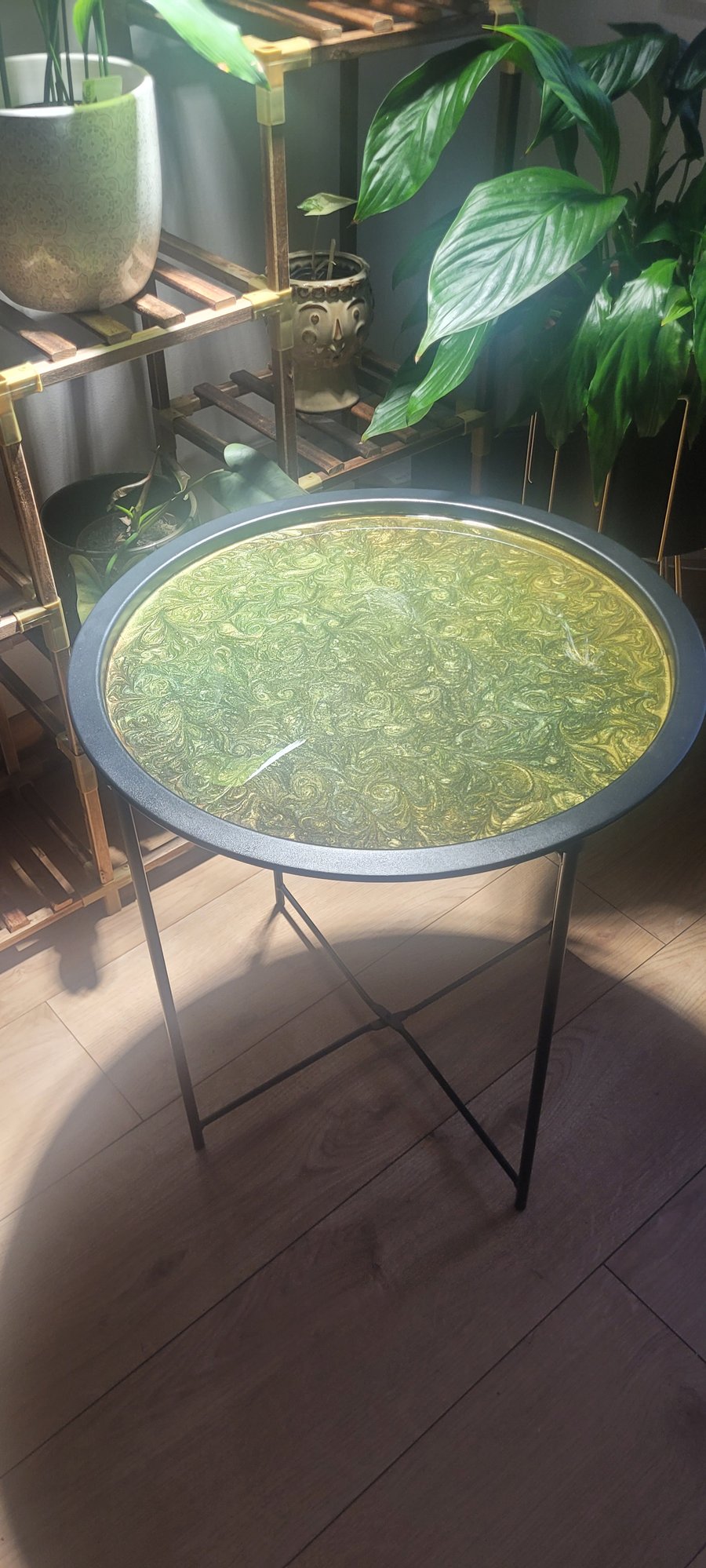 Resin topped tray taable