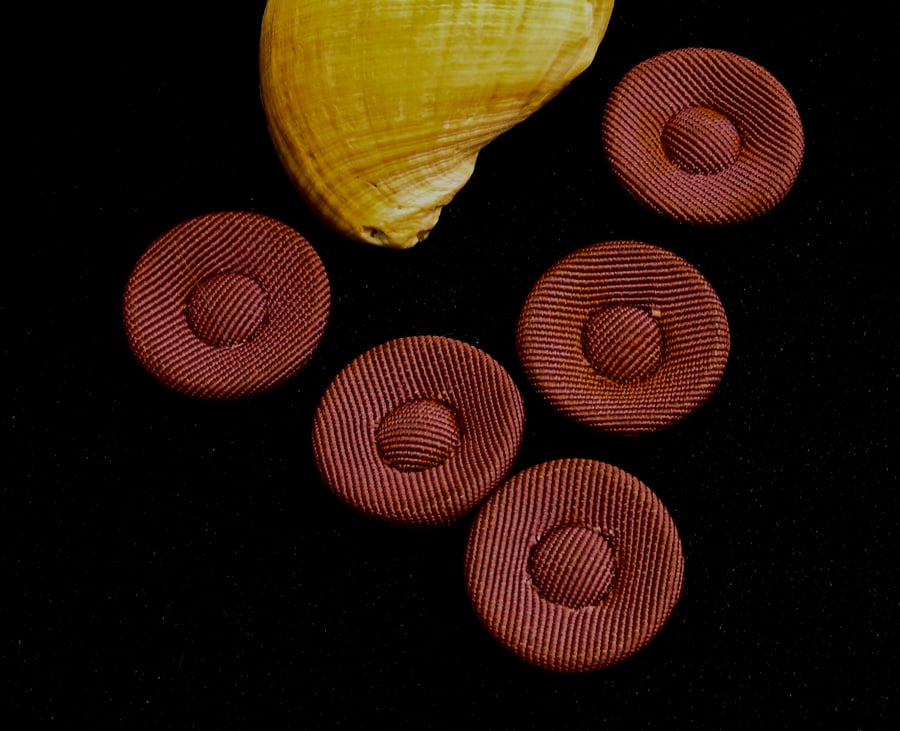 Vintage Buttons: Dusky Pink, Light Maroon Fabric, 5x 16mm