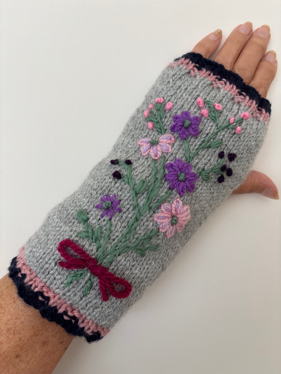 Hand Knitted and Embroidered With Flowers Grey Gloves Small To Medium (J130)