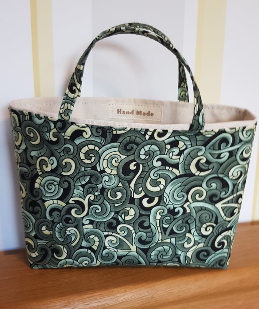 Gift bag: green swirls 
