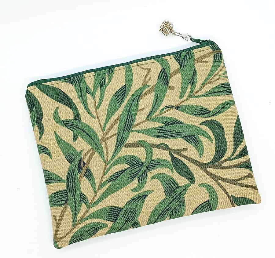 Green leaves make up bag 55H