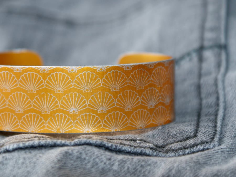 Geometric shell pattern cuff bracelet orange