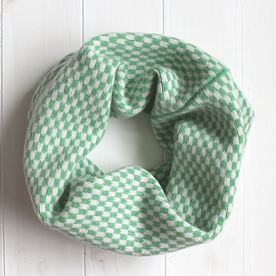 SECONDS SUNDAY Checked cowl - spring green and white