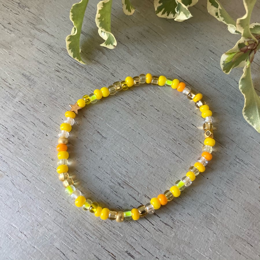 Citrus yellow & orange elastic beaded bracelet, with gold star