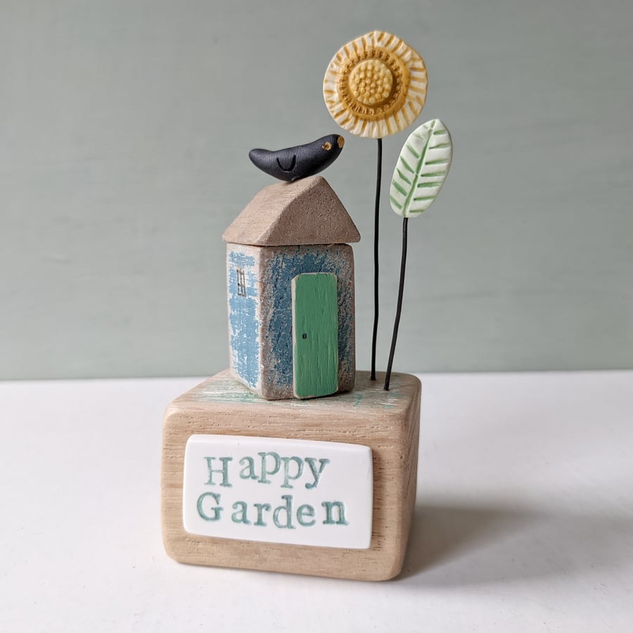  Little Garden Shed with Flower 'Happy Garden'
