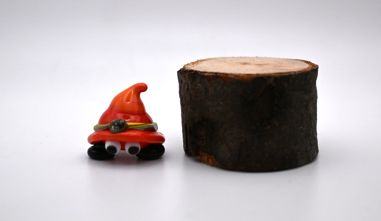 small glass halloween hat figure