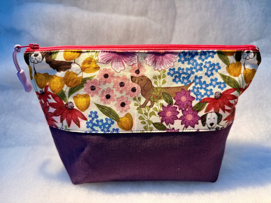 Dogs and flowers - Medium zipped water-resistant pouch for toiletries, makeup et