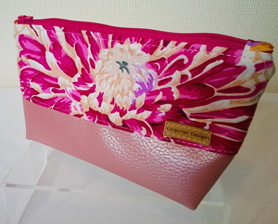 Make-up bag in pink faux leather and pink floral fabric 