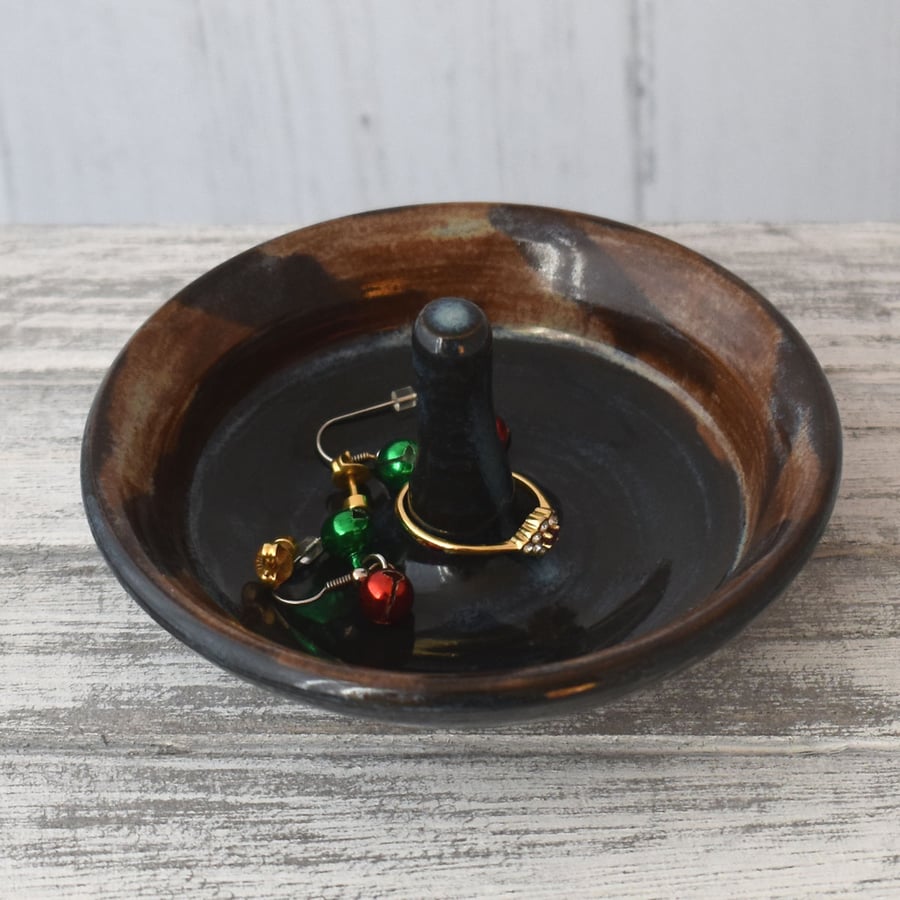 X07 Ear ring and ring holder