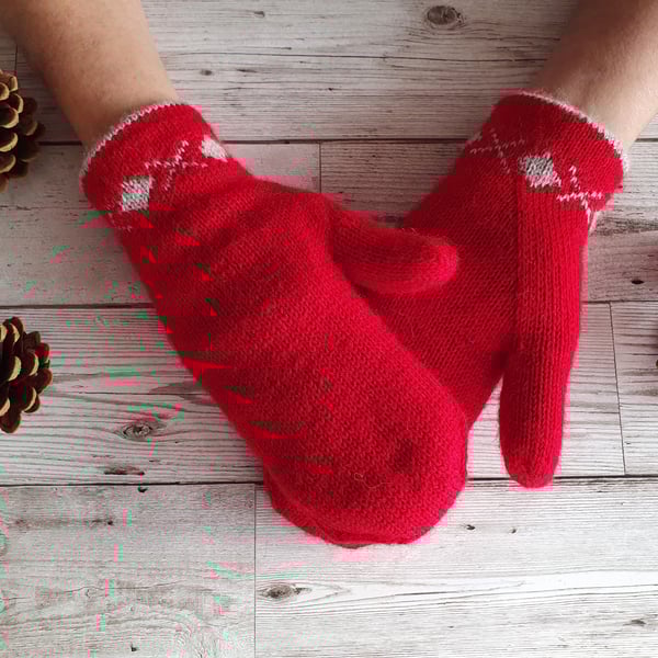 Finely knit reversible women’s mittens