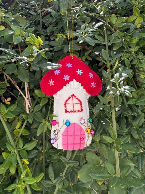 Felt Christmas Cottage 