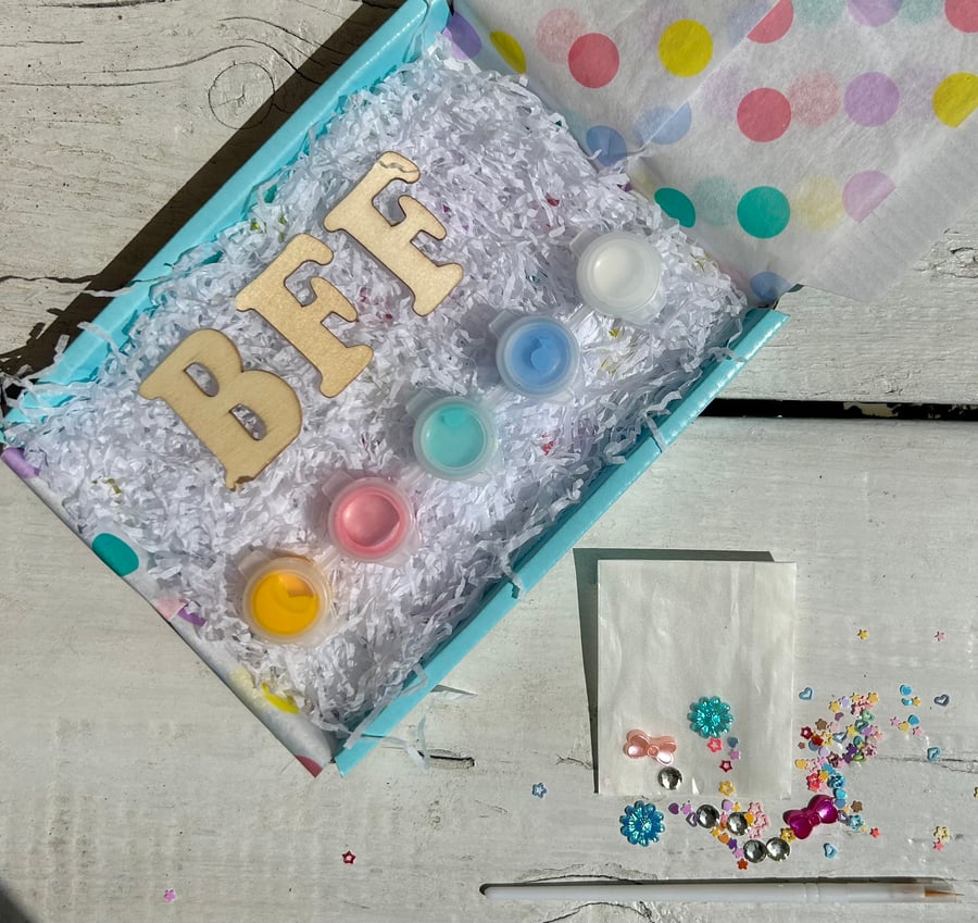 Letters to paint and decorate craft set