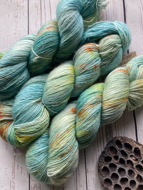Hand dyed knitting yarn 4 ply Merino linen singles 100g Coriander Twistybreeze