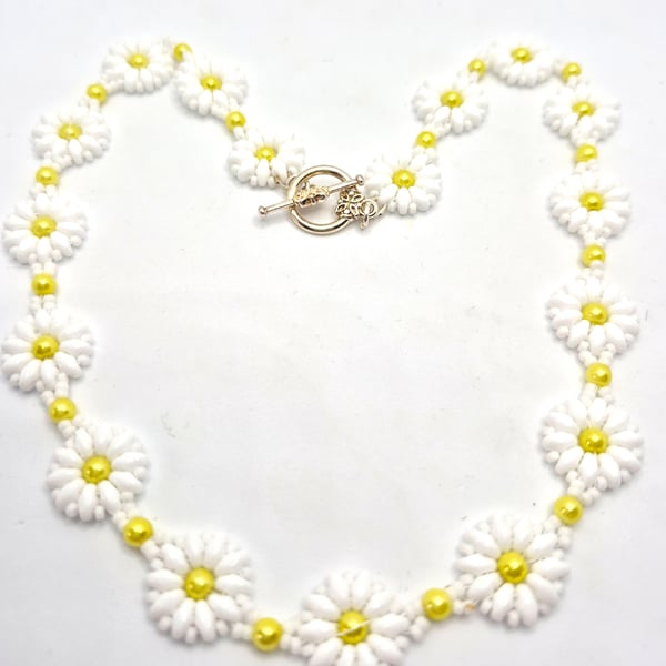 Daisy collection necklace with yellow faux pearls