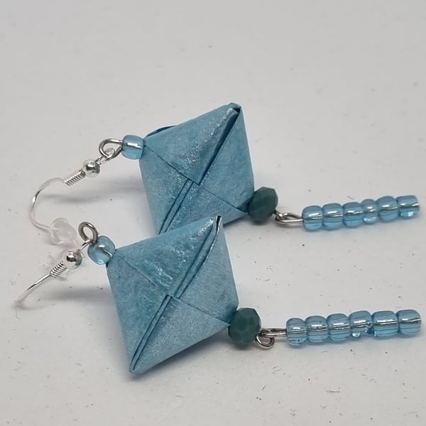 Handmade origami earrings: blue pearlescent paper and small beads 