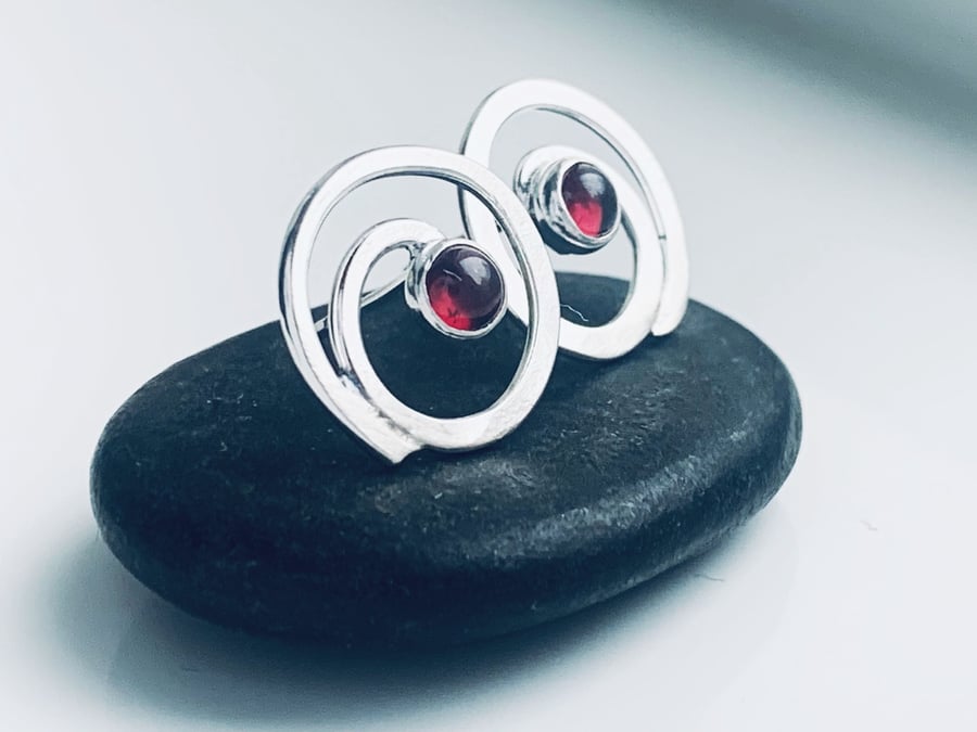 Recyceled Sterling Silver Swirl Garnet Stud Ear Folksy