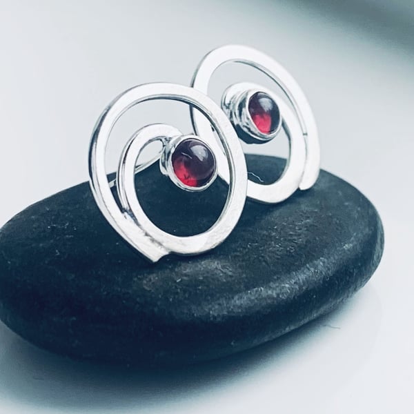 Recyceled Sterling Silver Swirl Garnet Stud Earrings