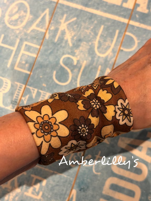 Wide bracelet in a retro vibe fabric