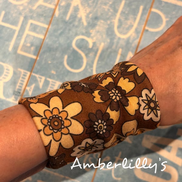 Wide bracelet in a retro vibe fabric