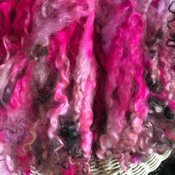 15g of pinkishmo long wool fairy locks, sheep locks.
