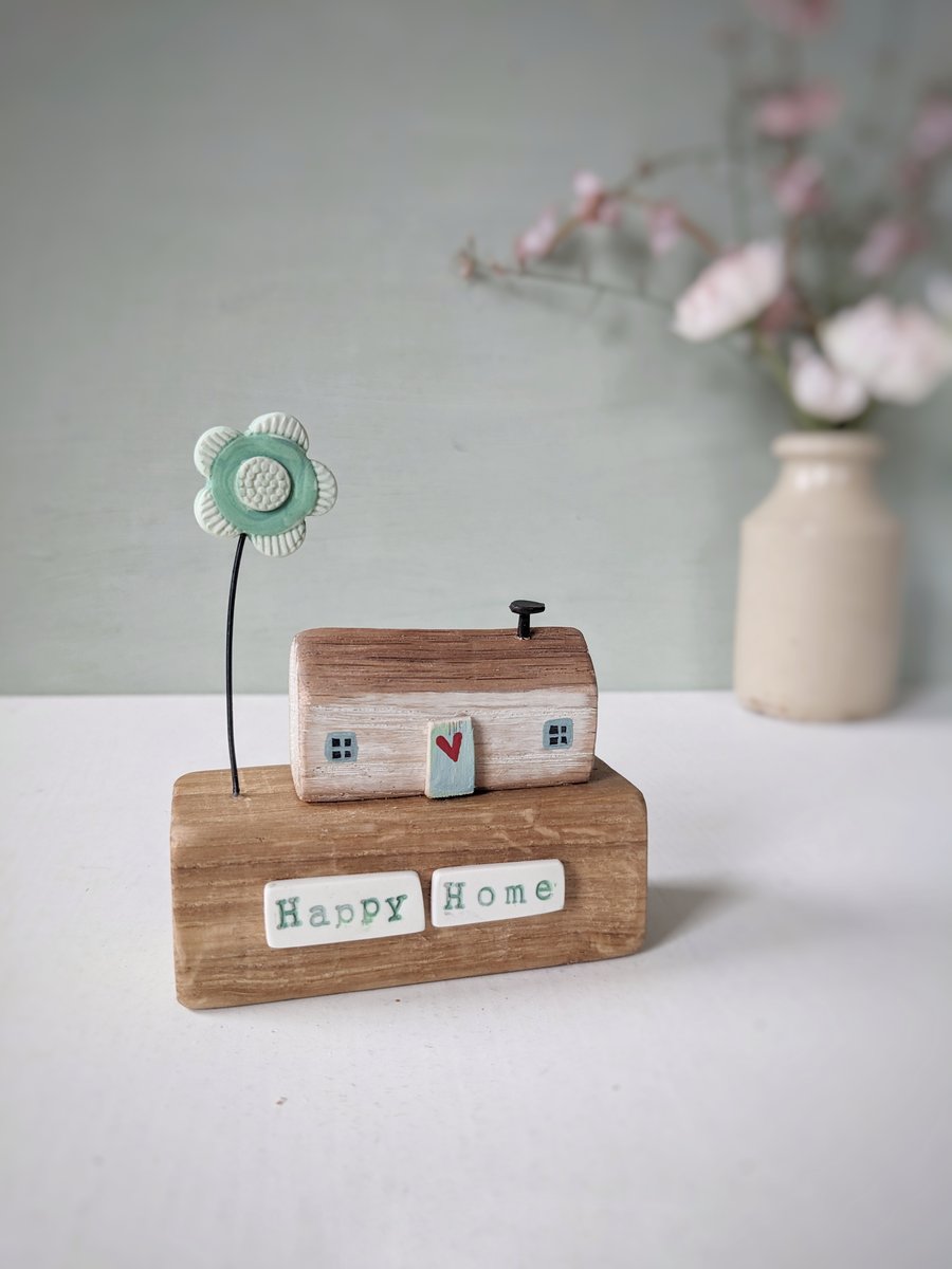 Little Wooden Cottage with Clay Flower 'Happy Home'