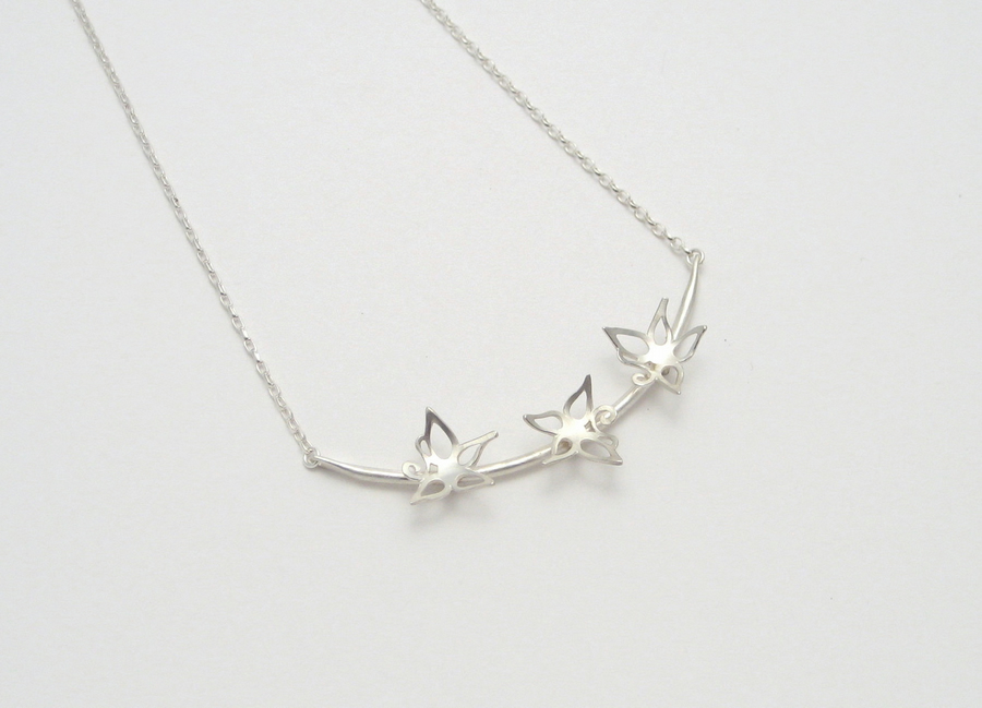 Blossom Silver Curved Necklace with 3 Flowers