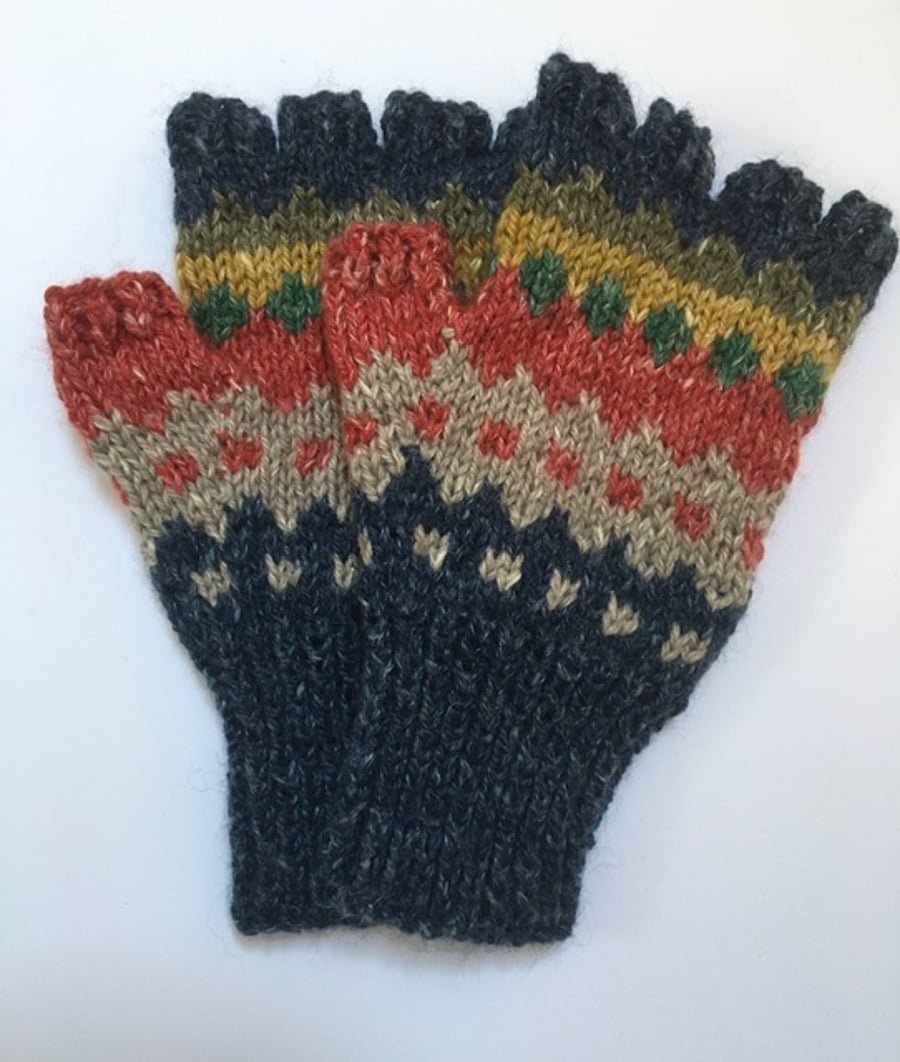 Garden walls inspired fingerless gloves 