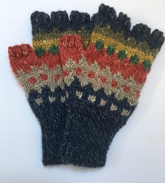 Garden walls inspired fingerless gloves 