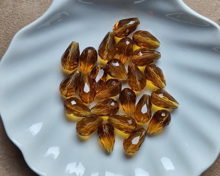 Glass crystal faceted drops pack of 24 amber