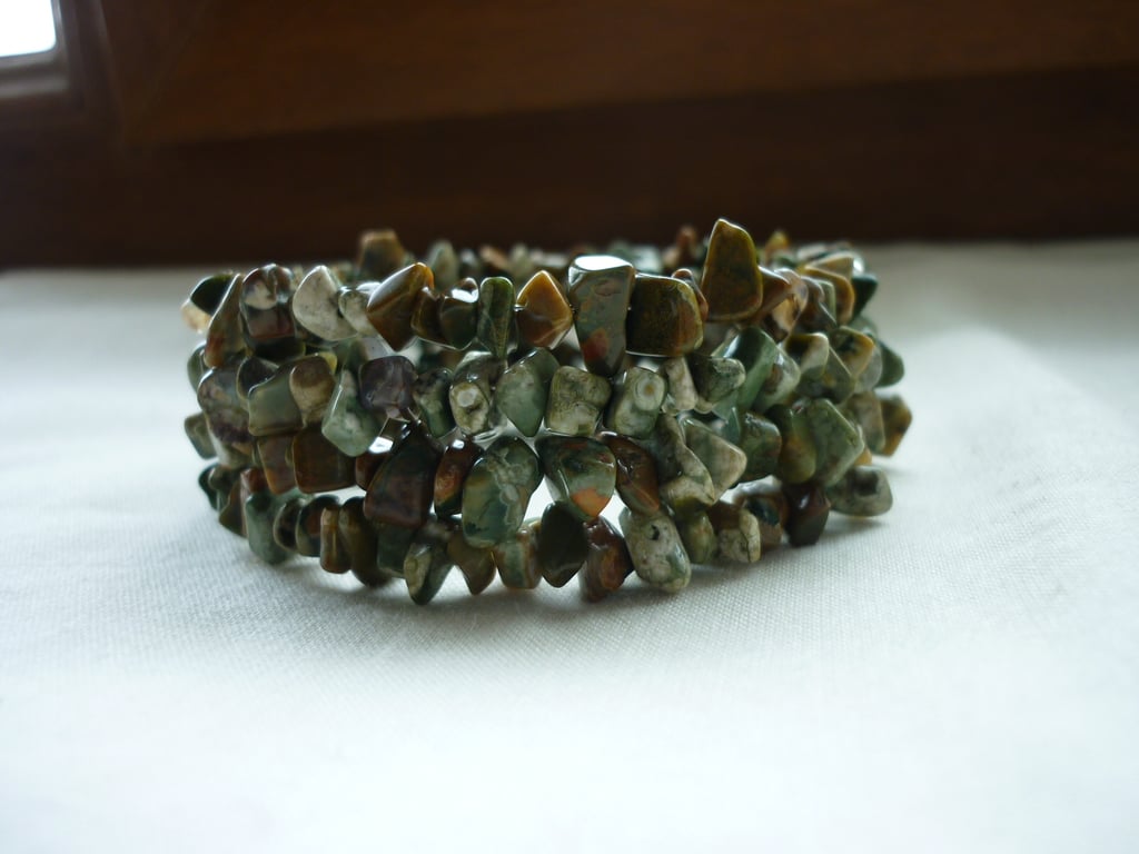 GREEN AND BROWN UNAKITE GEMSTONES CHIP MEMORY WIRE BRACELET.  831