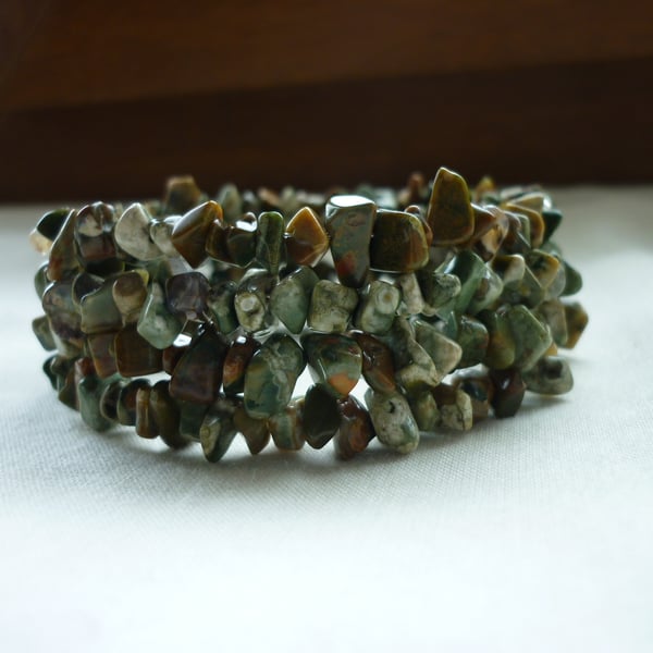 GREEN AND BROWN UNAKITE GEMSTONES CHIP MEMORY WIRE BRACELET.  831