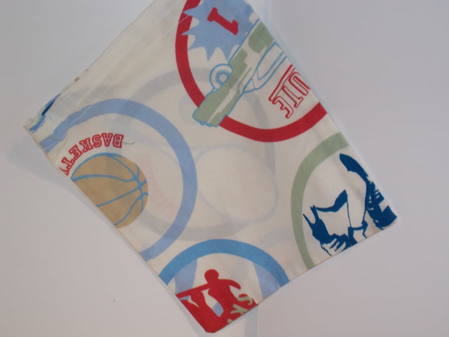Mini drawstring bag with a sports print
