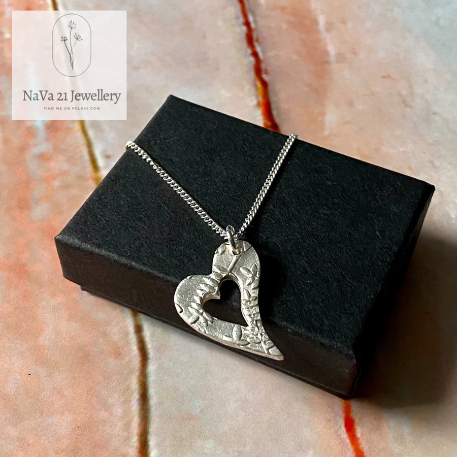 Silver textured pendant with heart cut out - REF:SH-031221