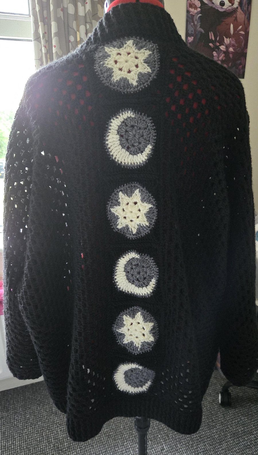 Hexagon cardigan with back motifs and pockets
